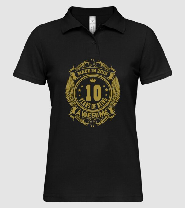 10 years of being awesome winged model negru pe tricou