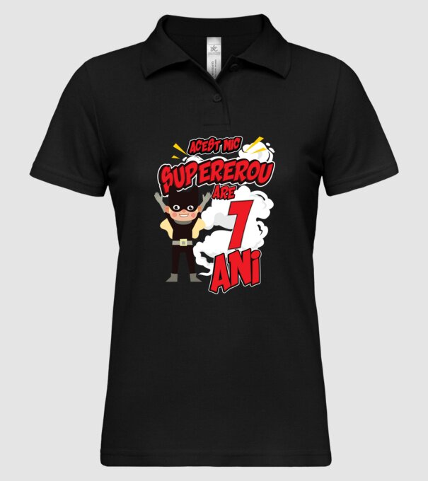 Acest mic supererou are 1 an model negru pe tricou