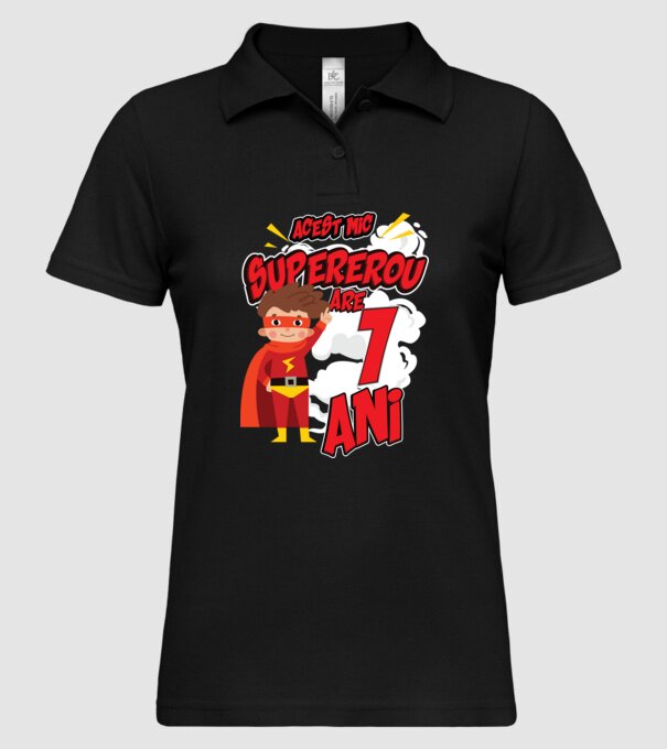 Acest mic supererou are 1 an model negru pe tricou
