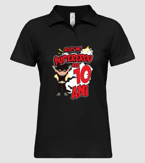 Acest mic supererou are 10 ani model negru pe tricou