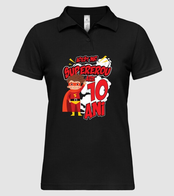 Acest mic supererou are 10 ani model negru pe tricou