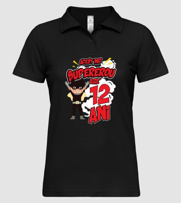 Acest mic supererou are 12 ani model negru pe tricou