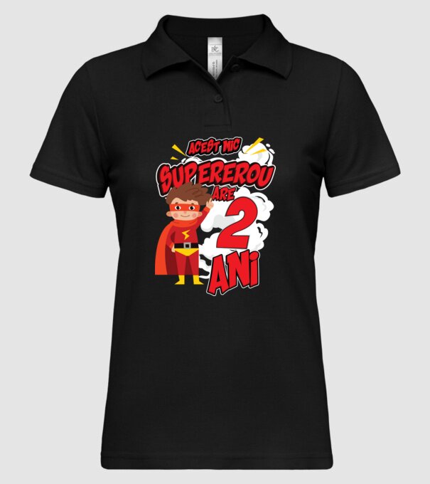 Acest mic supererou are 2 ani model negru pe tricou