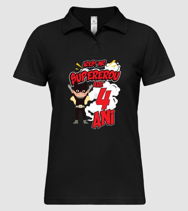 Acest mic supererou are 4 ani model negru pe tricou