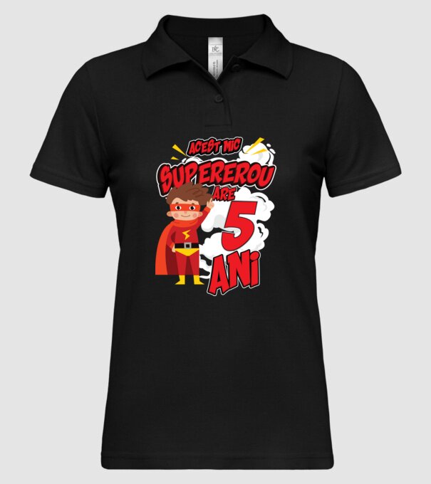 Acest mic supererou are 5 ani model negru pe tricou