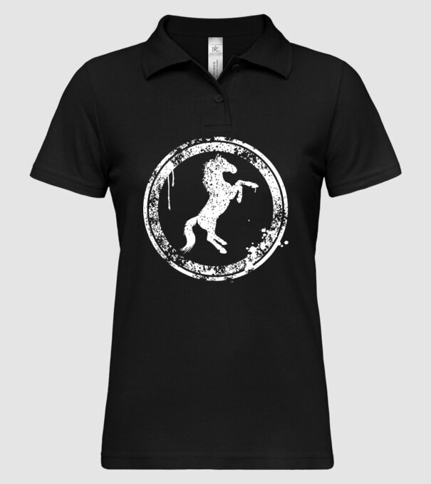 horse badge model negru pe tricou