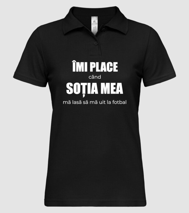 Îmi place când soția mea mă lasă să mă uit la fotbal model negru pe tricou
