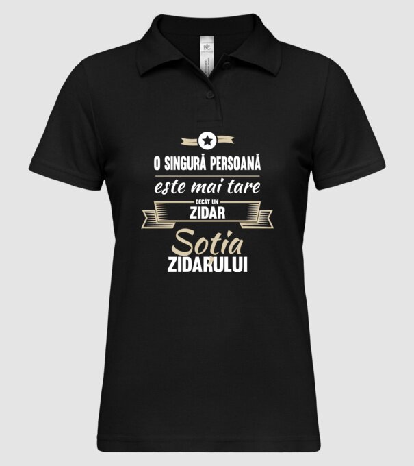 O singură persoană este mai tare decât un zidar, soția zidarului model negru pe tricou