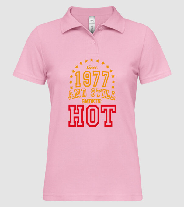 'Since and still smokin'' hot - 1977' model roz deschis pe tricou