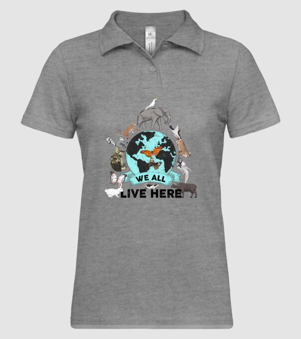 We all live here model gri pe tricou