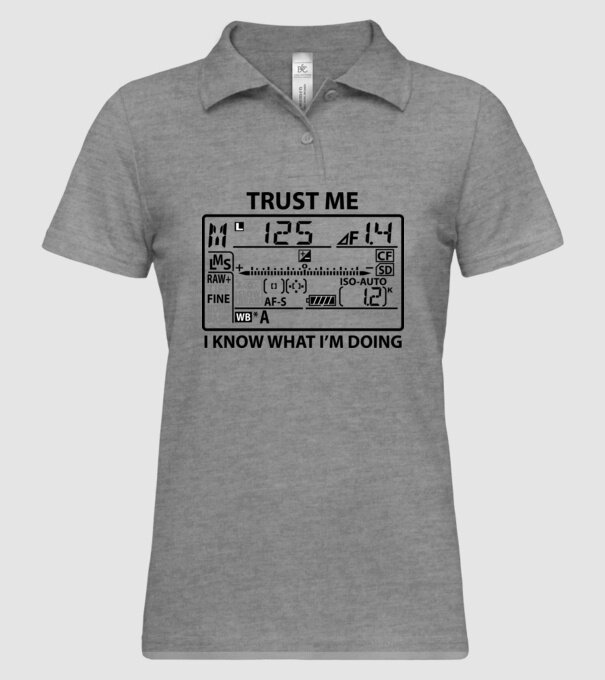 Trust me i'm a photographer model gri pe tricou