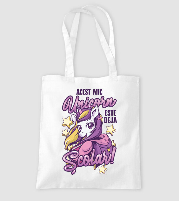 Acest mic unicorn este deja școlar model alb pe tricou