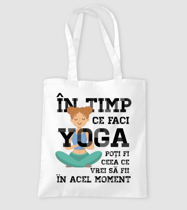 în timp ce faci yoga poți fi ceea ce vrei să fii - în acel moment model alb pe tricou