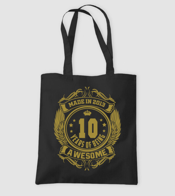 10 years of being awesome winged model negru pe tricou