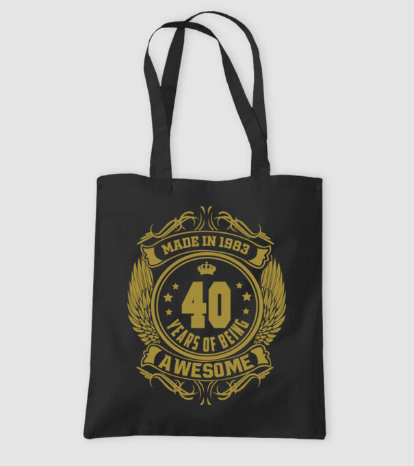 40 years of being awesome winged model negru pe tricou