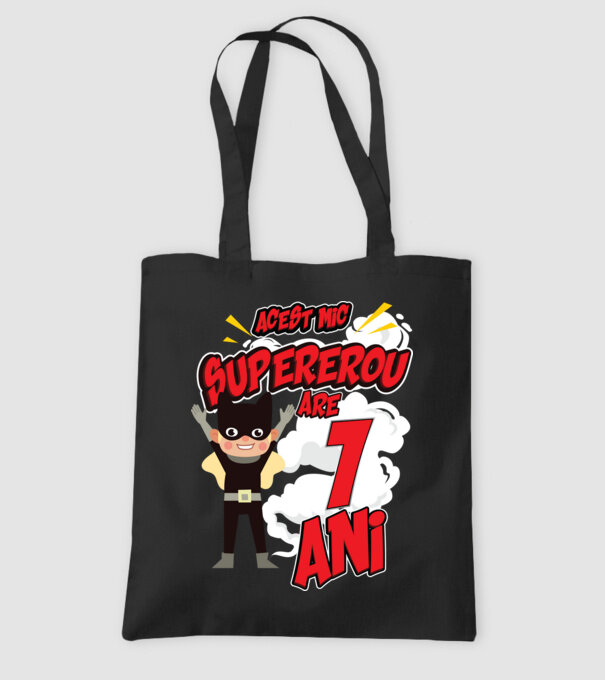 Acest mic supererou are 1 an model negru pe tricou