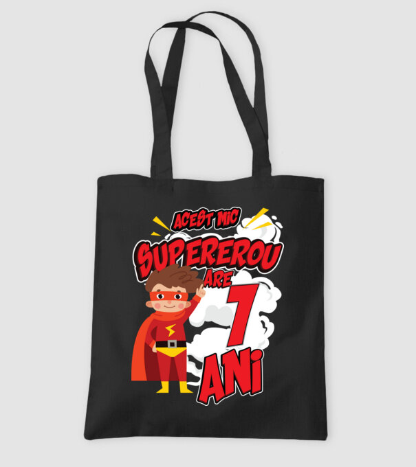 Acest mic supererou are 1 an model negru pe tricou