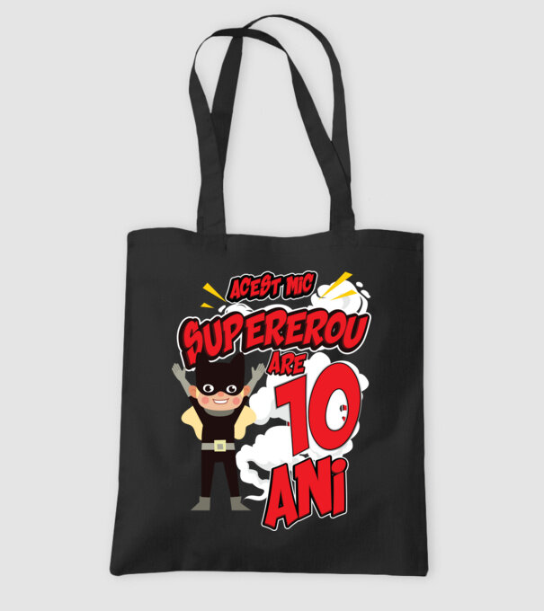 Acest mic supererou are 10 ani model negru pe tricou
