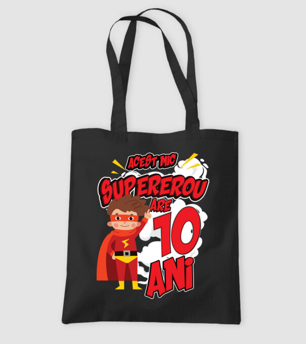 Acest mic supererou are 10 ani model negru pe tricou