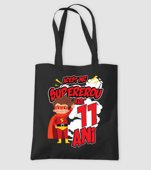 Acest mic supererou are 11 ani model negru pe tricou