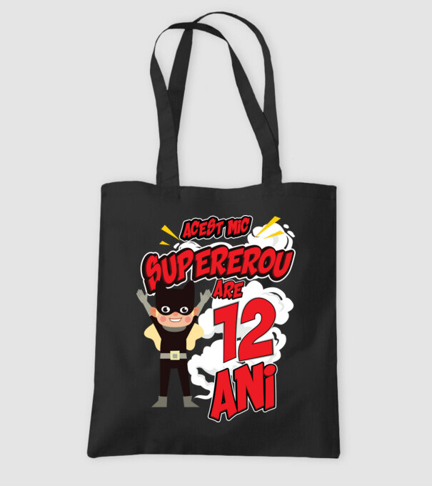Acest mic supererou are 12 ani model negru pe tricou