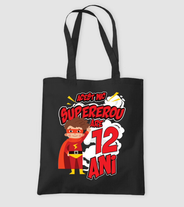 Acest mic supererou are 12 ani model negru pe tricou
