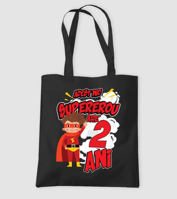 Acest mic supererou are 2 ani model negru pe tricou