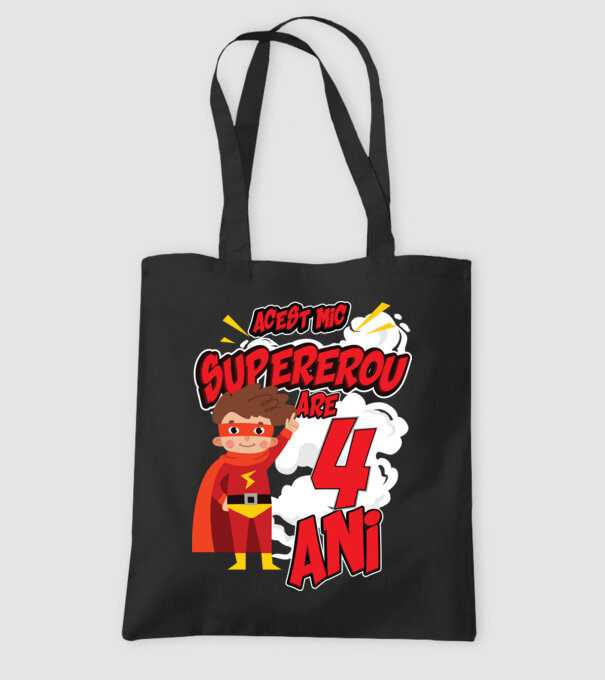 Acest mic supererou are 4 ani model negru pe tricou