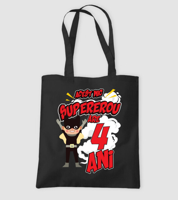 Acest mic supererou are 4 ani model negru pe tricou