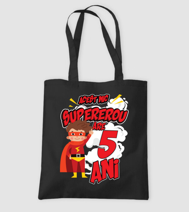 Acest mic supererou are 5 ani model negru pe tricou