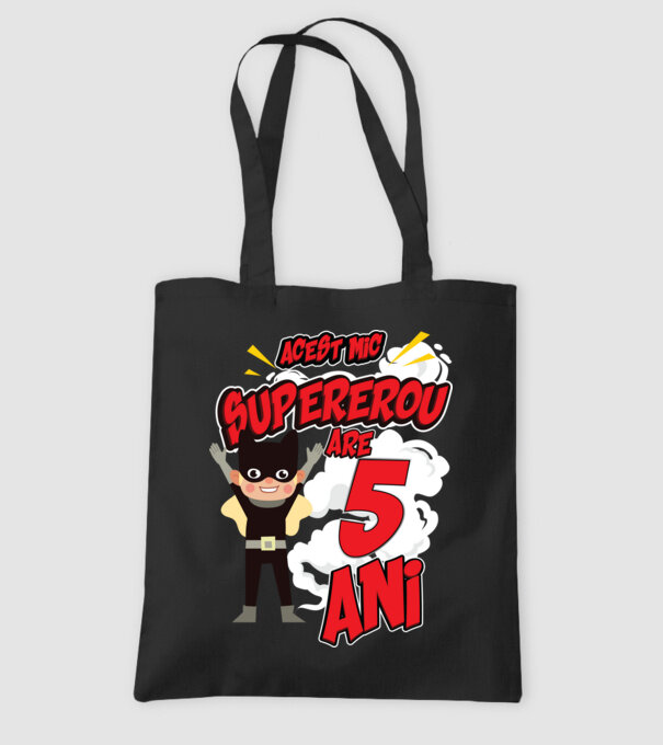 Acest mic supererou are 5 ani model negru pe tricou