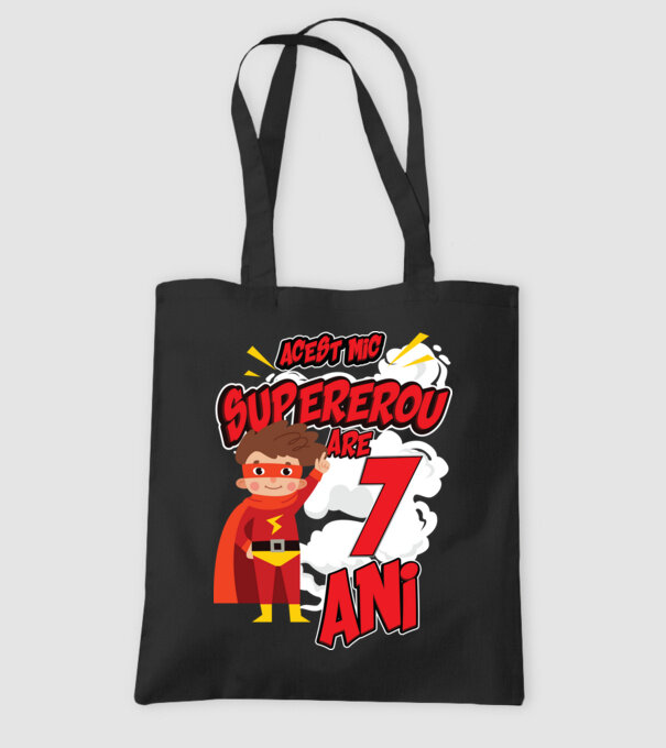 Acest mic supererou are 7 ani model negru pe tricou