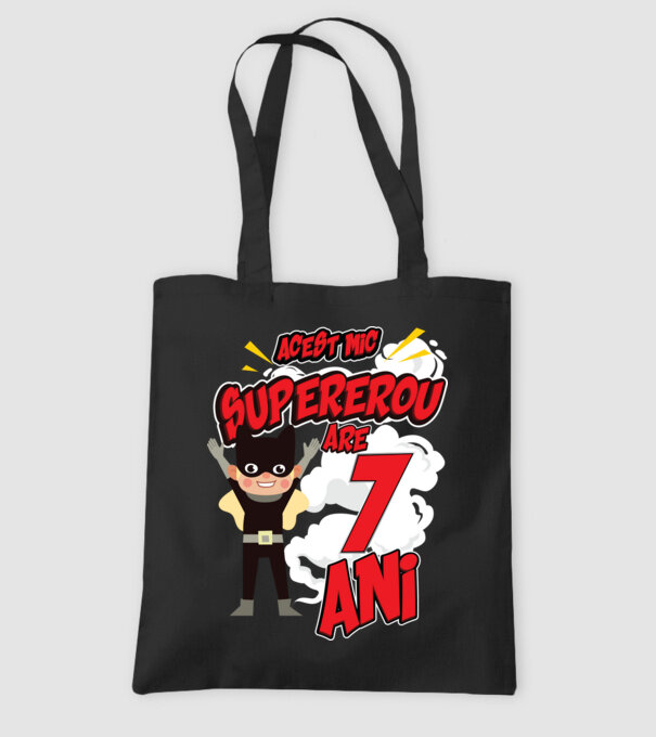 Acest mic supererou are 7 ani model negru pe tricou