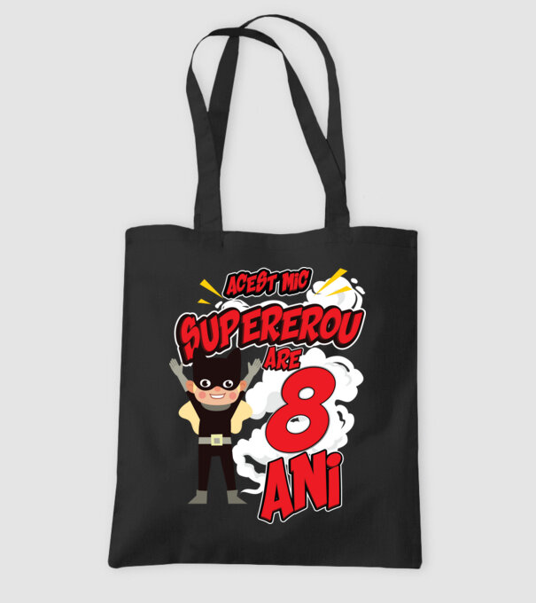Acest mic supererou are 8 ani model negru pe tricou