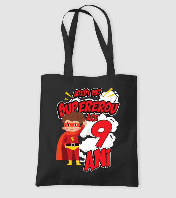 Acest mic supererou are 9 ani model negru pe tricou