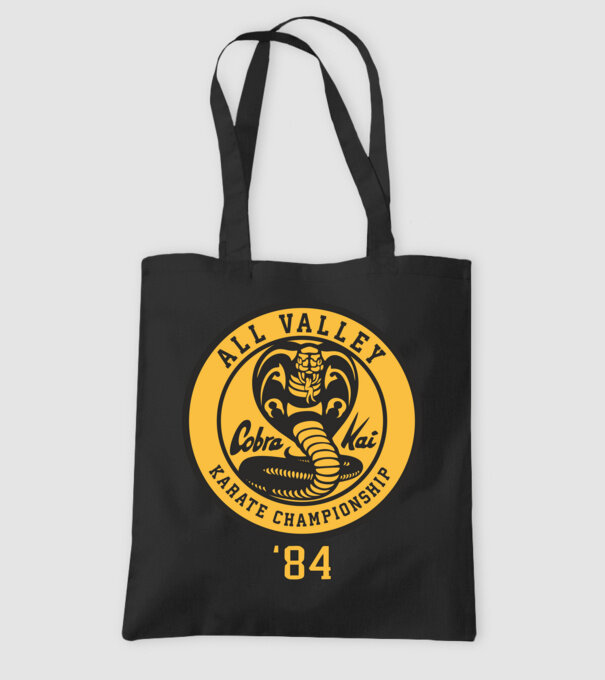 all valley karate cobra kai model negru pe tricou