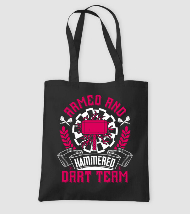 Armed and Hammered dart team model negru pe tricou