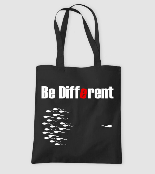 Be Different model negru pe tricou