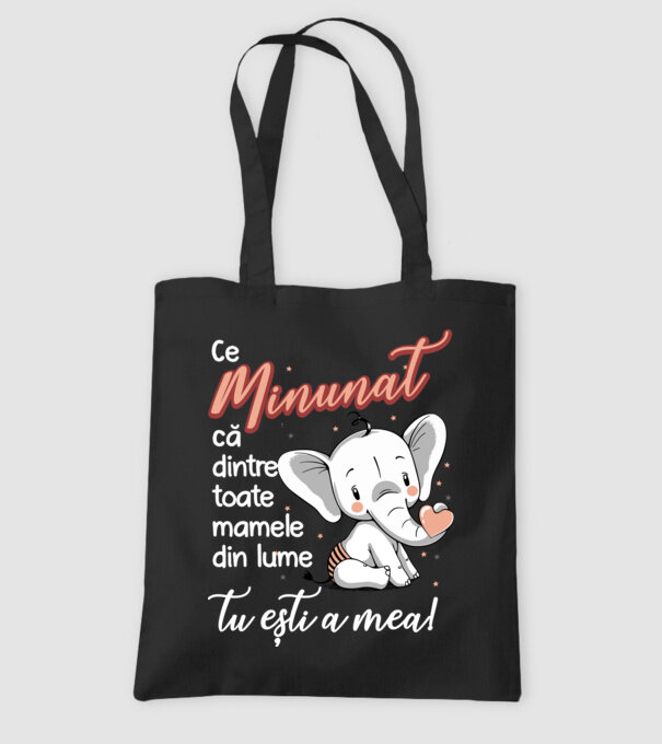 Ce minunat că dintre toate mamele din lume, tu ești a mea! model negru pe tricou