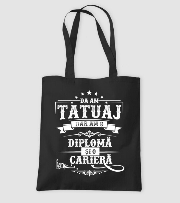da, am tatuaj, dar am o diplomă și o carieră model negru pe tricou