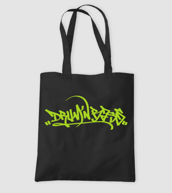 drum and bass model negru pe tricou