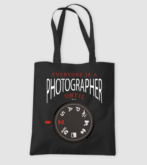 Everyone is a photographer until model negru pe tricou