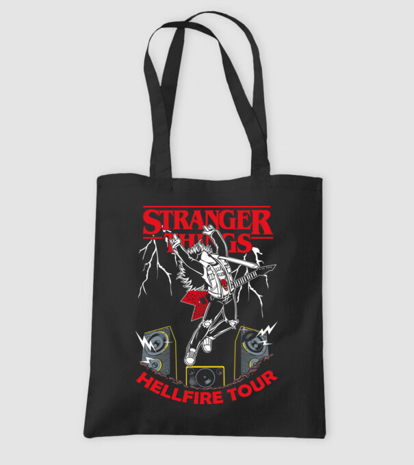 HELLFIRE TOUR model negru pe tricou