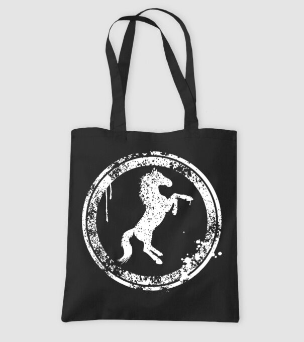 horse badge model negru pe tricou