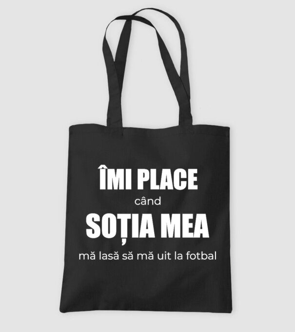 Îmi place când soția mea mă lasă să mă uit la fotbal model negru pe tricou