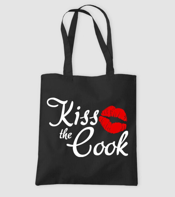 Kiss the cook model negru pe tricou
