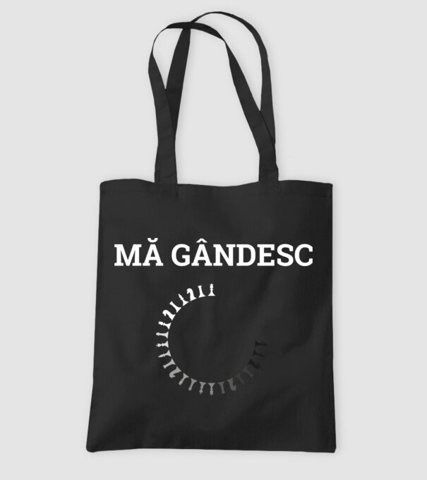Mă gândesc model negru pe tricou