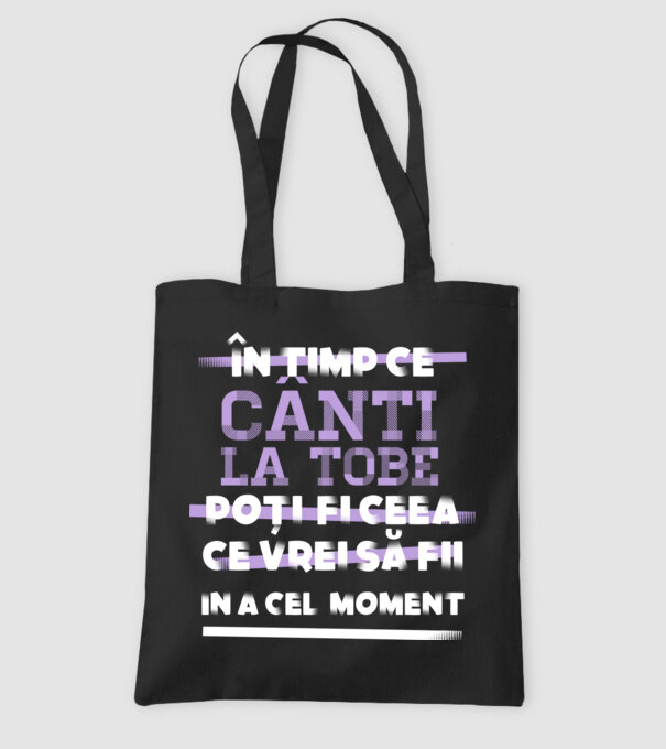 în timp ce cânți la tobe poți fi ceea ce vrei să fii - în acel moment model negru pe tricou