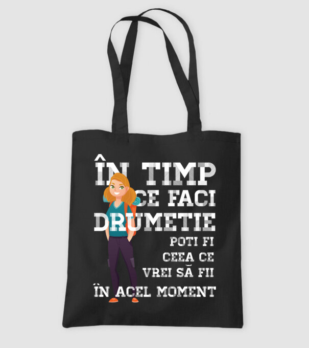 în timp ce faci drumeție poți fi ceea ce vrei să fii - în acel moment model negru pe tricou