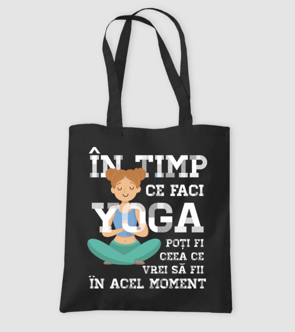 în timp ce faci yoga poți fi ceea ce vrei să fii - în acel moment model negru pe tricou
